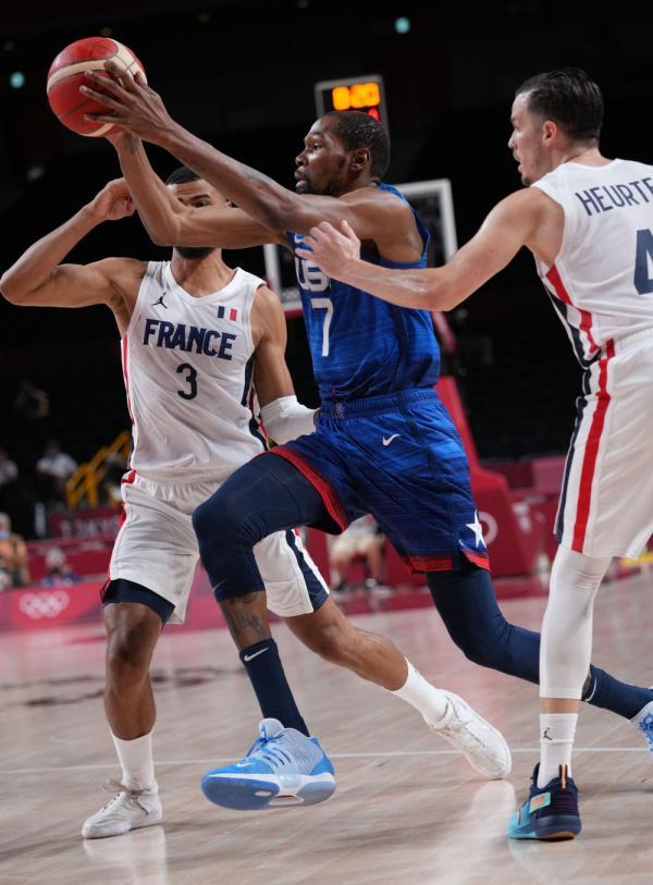 皇家马德里在圣马梅斯的闪耀之夜：逐一点评球员表现（圣马梅斯见证皇马高光时刻：逐个盘点球员发挥）