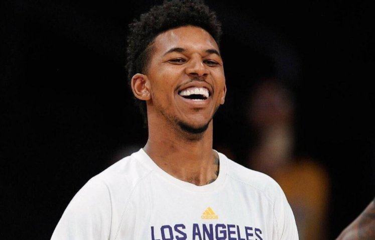 他是全场最耀眼的那个人（全场焦点尽在他一人）