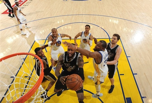 广东男篮防守稳固力克上海（广东男篮凭稳健防守击败上海队）