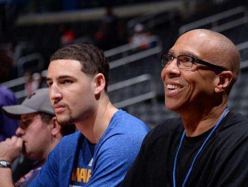 篮球篮网结束连败，全队积极庆祝（篮网止住连败，全队热烈庆祝）